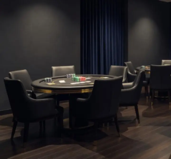 Profesjonalnie przygotowana przestrzeń eventowa z eleganckimi stołami pokerowymi